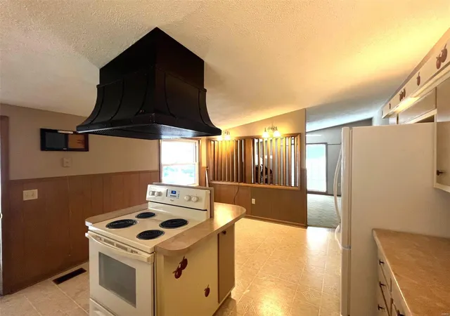 Photo 4 of Single Family Residence at 1105 Schriewer Dr, Hermann, MO 65041 | MLS# MIS24068886 | | Sold on 2025-05-21