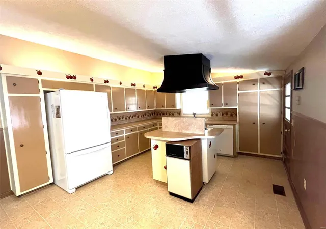 Photo 5 of Single Family Residence at 1105 Schriewer Dr, Hermann, MO 65041 | MLS# MIS24068886 | | Sold on 2025-05-21
