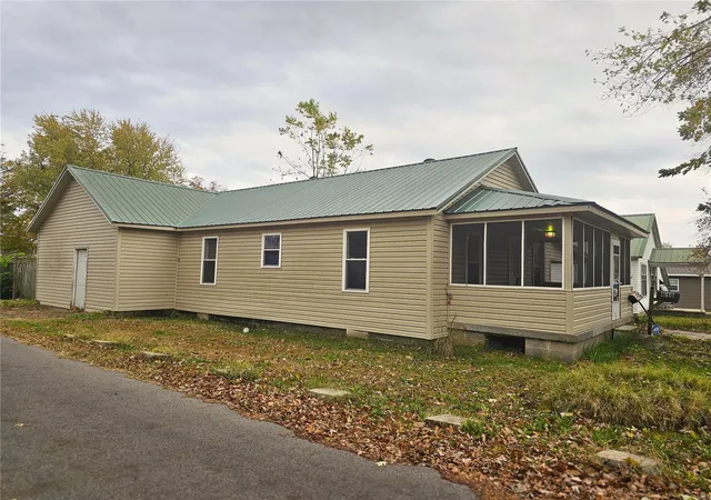 Photo 3 of Single Family Residence at 818 N Sassafrass St, Dexter, MO 63841 | MLS# MIS24068890 | | Sold on 2025-02-07
