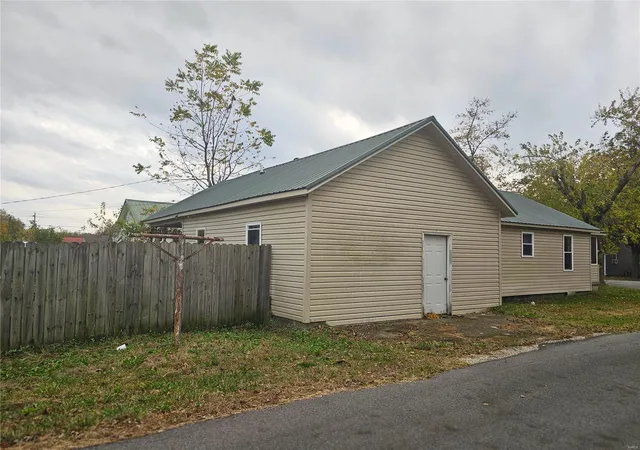 Photo 4 of Single Family Residence at 818 N Sassafrass St, Dexter, MO 63841 | MLS# MIS24068890 | | Sold on 2025-02-07