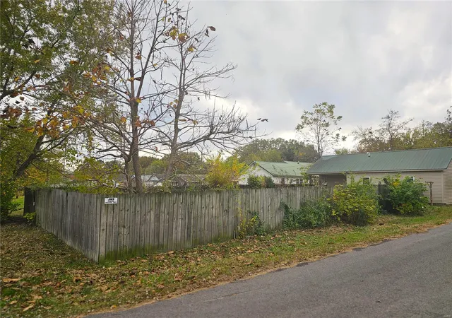 Photo 5 of Single Family Residence at 818 N Sassafrass St, Dexter, MO 63841 | MLS# MIS24068890 | | Sold on 2025-02-07
