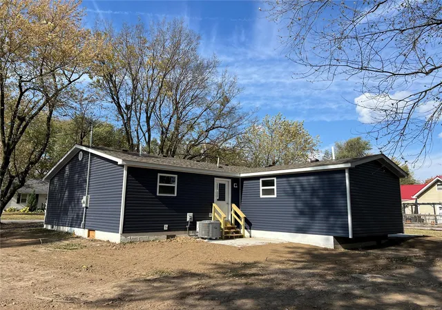 Photo 4 of Single Family Residence at 814 Stella St, Montgomery City, MO 63361 | MLS# MIS24068905 | | Sold on 2024-12-27