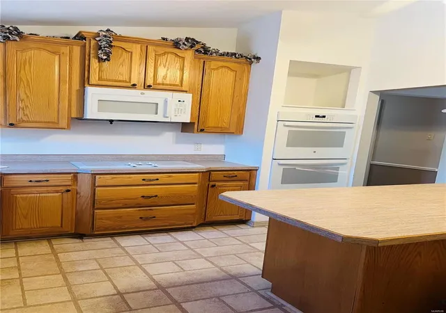 Photo 3 of Single Family Residence at 4506 Skyridge Dr, Saint Louis, MO 63128 | MLS# MIS24069038 | | Sold on 2025-02-04