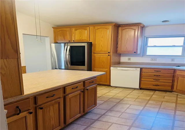 Photo 4 of Single Family Residence at 4506 Skyridge Dr, Saint Louis, MO 63128 | MLS# MIS24069038 | | Sold on 2025-02-04