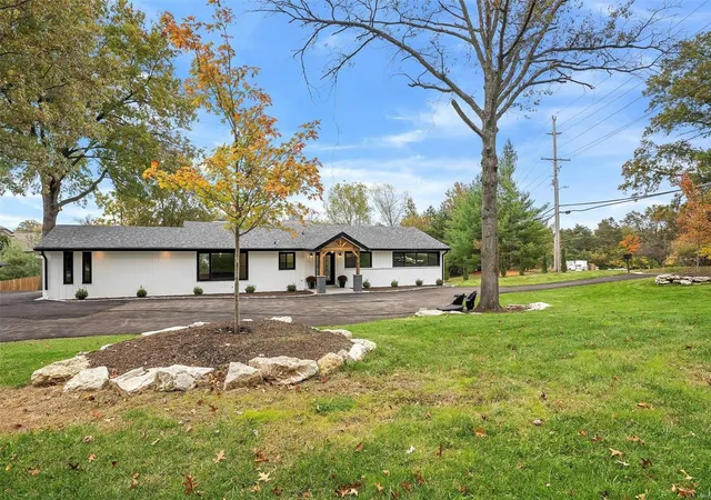 Photo 3 of Single Family Residence at 10455 Ladue Rd, Saint Louis, MO 63141 | MLS# MIS24069126 |  | Sold on 2025-01-08