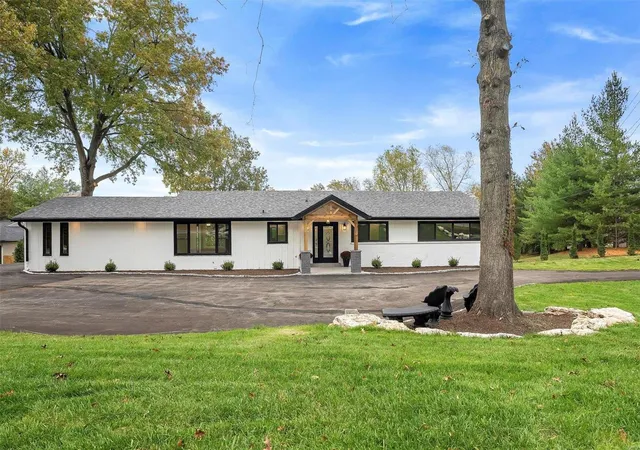 Photo 4 of Single Family Residence at 10455 Ladue Rd, Saint Louis, MO 63141 | MLS# MIS24069126 |  | Sold on 2025-01-08