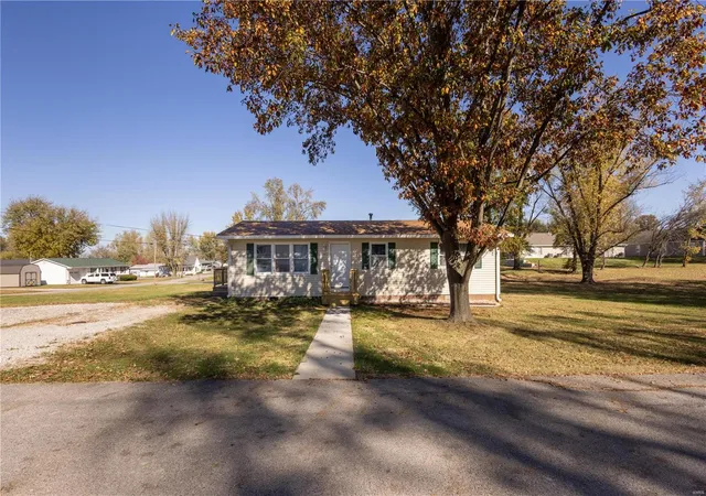 Photo 4 of Single Family Residence at 901 Ely St, Perry, MO 63462 | MLS# MIS24069138 | | Sold on 2025-02-14