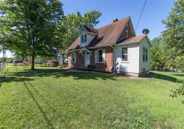 Photo 2 of Single Family Residence at 3542 Longview Dr, Saint Louis, MO 63129 | MLS# MIS24069437 |  | Sold on 2025-05-22