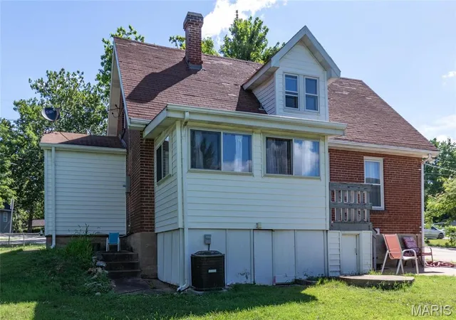 Photo 3 of Single Family Residence at 3542 Longview Dr, Saint Louis, MO 63129 | MLS# MIS24069437 |  | Sold on 2025-05-22