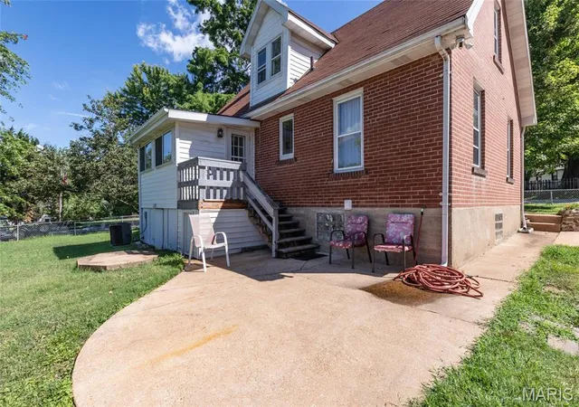 Photo 4 of Single Family Residence at 3542 Longview Dr, Saint Louis, MO 63129 | MLS# MIS24069437 |  | Sold on 2025-05-22