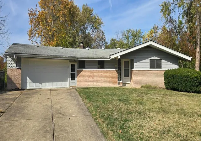 Single Family Residence at 11 Oxford Pl, Saint Charles, MO 63301 | MLS# MIS24069718 | | Sold on 2025-02-04