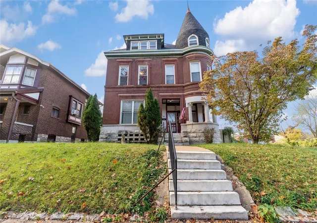 Single Family Residence at 8 Lewis Pl, Saint Louis, MO 63113 | MLS# MIS24069864 | | Sold on 2025-03-07