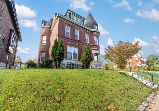 Photo 1 of Single Family Residence at 8 Lewis Pl, Saint Louis, MO 63113 | MLS# MIS24069864 | | Sold on 2025-03-07