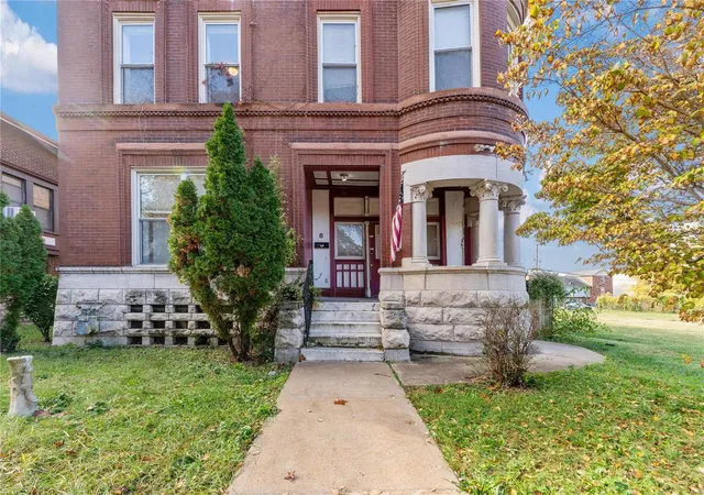 Photo 3 of Single Family Residence at 8 Lewis Pl, Saint Louis, MO 63113 | MLS# MIS24069864 | | Sold on 2025-03-07