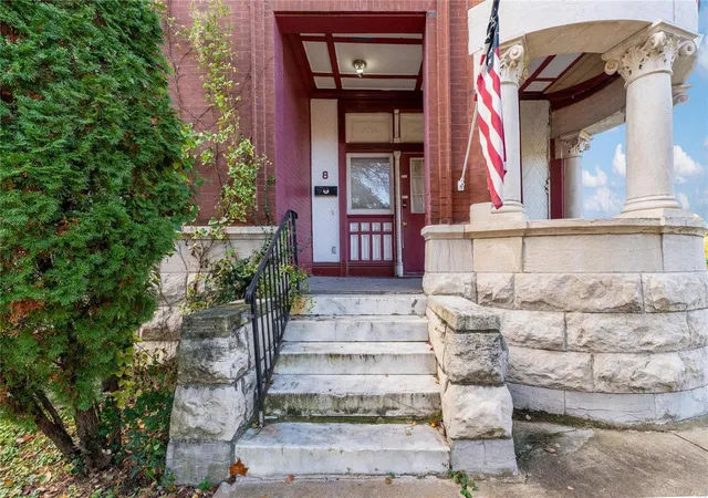 Photo 4 of Single Family Residence at 8 Lewis Pl, Saint Louis, MO 63113 | MLS# MIS24069864 | | Sold on 2025-03-07