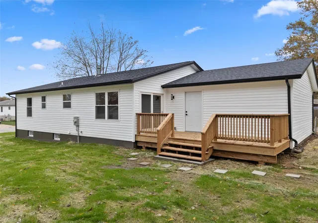 Photo 1 of Single Family Residence at 33 Gardenview Dr, Saint Peters, MO 63376 | MLS# MIS24069870 | | Sold on 2024-12-20