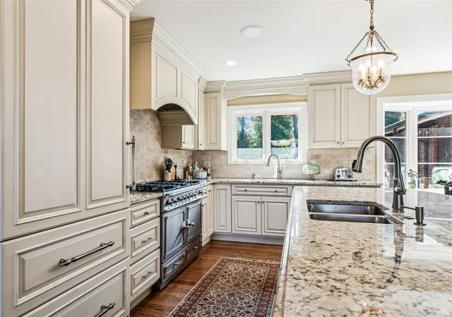 Photo 3 of Single Family Residence at 10 Kirken Knoll Dr, Saint Louis, MO 63131 | MLS# MIS24069964 | | Sold on 2025-03-24