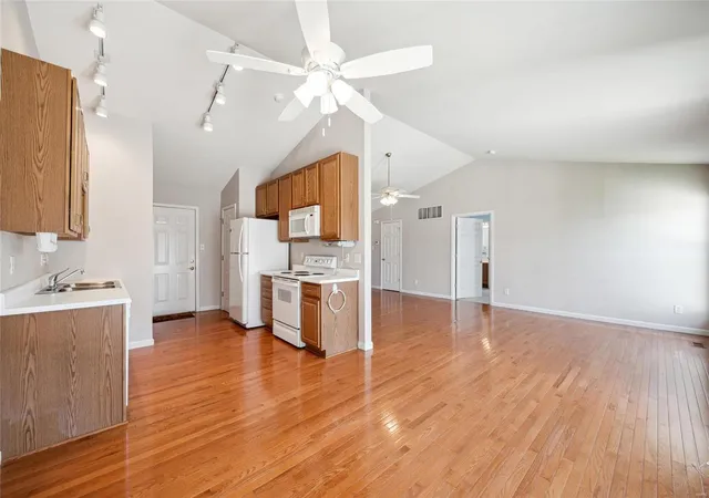 Photo 4 of Villa at 10221 Carlton Pl Ct, Saint Louis, MO 63123 | MLS# MIS24070141 | | Sold on 2025-01-08