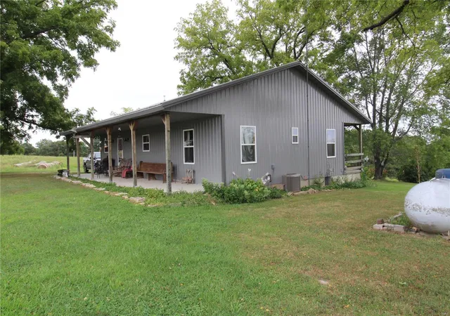 Photo 4 of Single Family Residence at 1835 Cr 137, Wasola, MO 65773 | MLS# MIS24070307 | | Sold on 2025-01-09