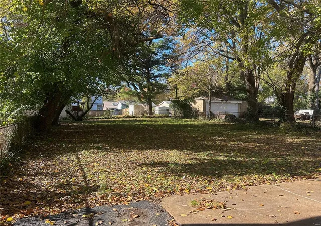 Photo 4 of Single Family Residence at 2903 Ridgeway Ave, Saint Louis, MO 63114 | MLS# MIS24070467 | | Sold on 2025-01-16
