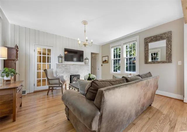 Photo 3 of Single Family Residence at 129 Darst Rd, Saint Louis, MO 63135 | MLS# MIS24070517 | | Sold on 2025-06-04