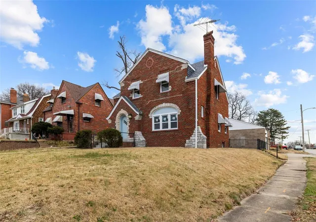 Photo 3 of Single Family Residence at 3500 Manola Ave, Saint Louis, MO 63121 | MLS# MIS24070561 |  | Sold on 2025-04-25