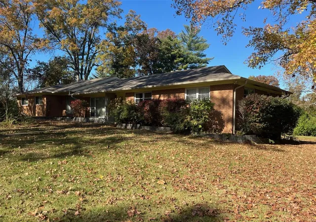 Photo 3 of Single Family Residence at 11627 Fallbrook Dr, Saint Louis, MO 63131 | MLS# MIS24070679 | | Sold on 2024-12-30