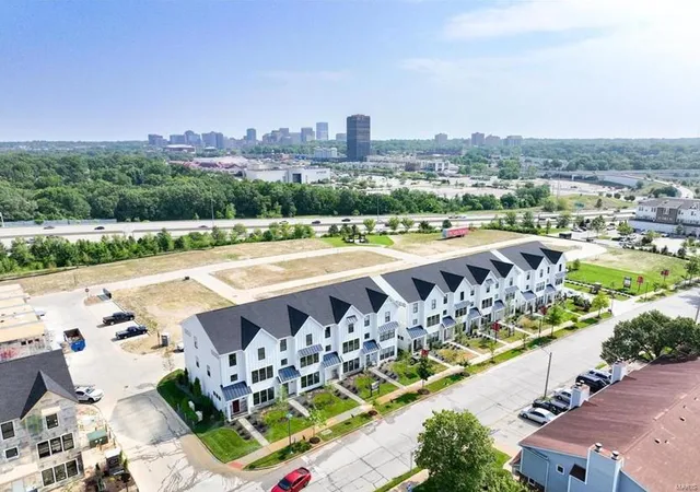 Photo 4 of Townhouse at 8962 E Gateway Heights Rd #73-401, Saint Louis, MO 63144 | MLS# MIS24070820 | | Sold on 2024-12-31