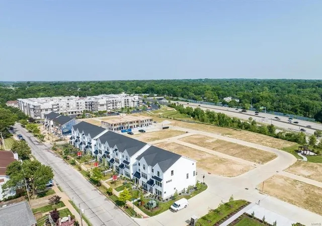 Photo 5 of Townhouse at 8962 E Gateway Heights Rd #73-401, Saint Louis, MO 63144 | MLS# MIS24070820 | | Sold on 2024-12-31