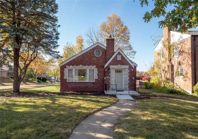 Photo 2 of Single Family Residence at 2165 Gray Ave, Saint Louis, MO 63117 | MLS# MIS24070923 | | Sold on 2024-12-20