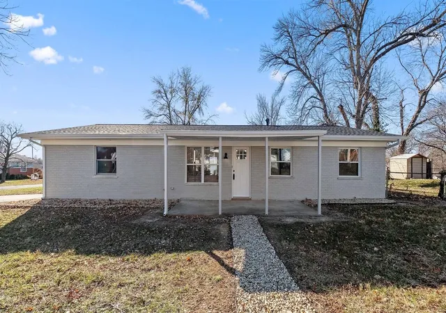Photo 1 of Single Family Residence at 401 Pralle Ln, Saint Charles, MO 63303 | MLS# MIS24071019 | | Sold on 2025-02-06