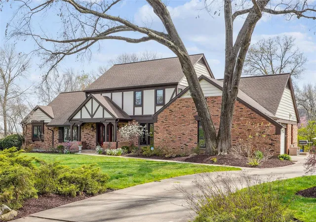 Single Family Residence at 10422 Frontenac Woods Ln, Saint Louis, MO 63131 | MLS# MIS24071131 | | Sold on 2025-06-02