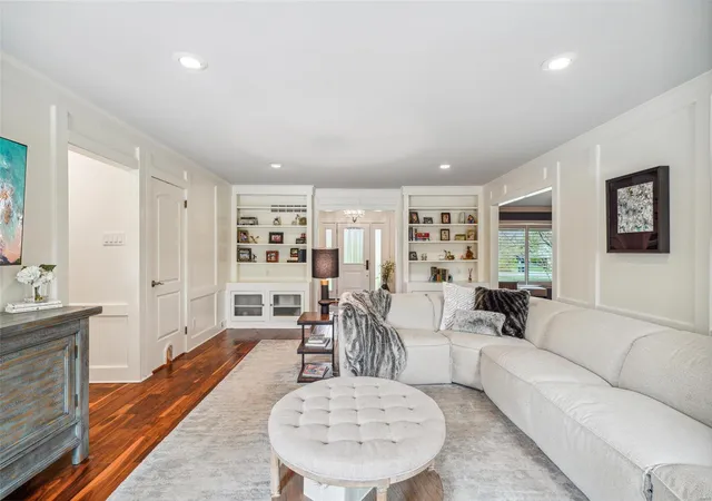 Photo 3 of Single Family Residence at 10422 Frontenac Woods Ln, Saint Louis, MO 63131 | MLS# MIS24071131 | | Sold on 2025-06-02