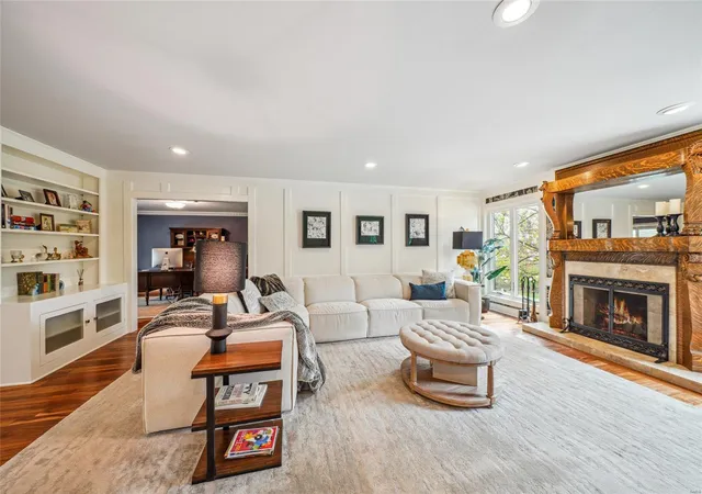 Photo 4 of Single Family Residence at 10422 Frontenac Woods Ln, Saint Louis, MO 63131 | MLS# MIS24071131 | | Sold on 2025-06-02