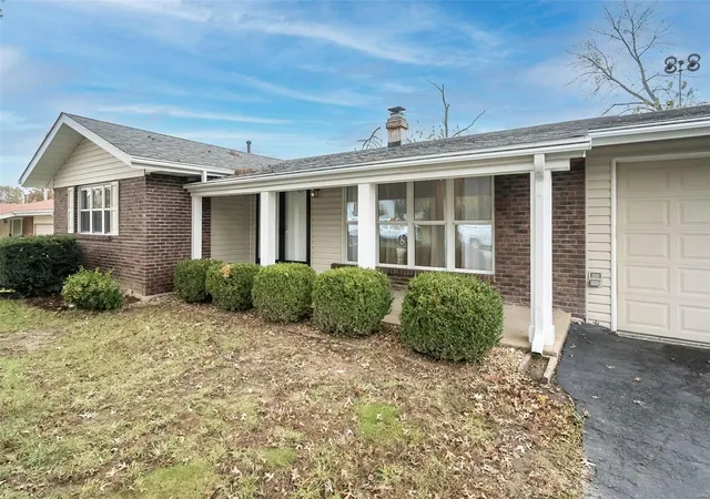 Photo 4 of Single Family Residence at 11641 Frontier Dr, Saint Louis, MO 63146 | MLS# MIS24071159 | | Sold on 2024-12-30