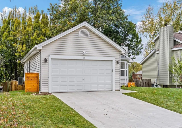 Photo 2 of Single Family Residence at 19 Queensboro Dr, Saint Peters, MO 63376 | MLS# MIS24071170 |  | Sold on 2024-12-10