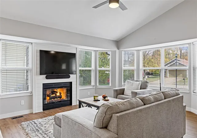 Photo 4 of Single Family Residence at 19 Queensboro Dr, Saint Peters, MO 63376 | MLS# MIS24071170 |  | Sold on 2024-12-10