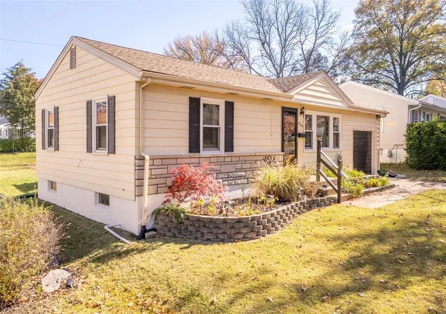 Photo 4 of Single Family Residence at 8206 General Sheridan Ln, Saint Louis, MO 63123 | MLS# MIS24071202 | | Sold on 2025-01-17
