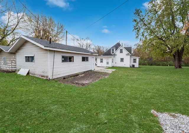 Photo 3 of Single Family Residence at 1309 Watson Ave, Moberly, MO 65270 | MLS# MIS24071328 | | Sold on 2025-06-27
