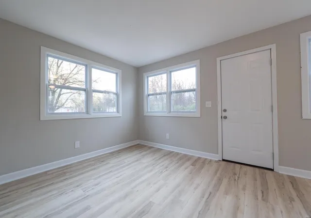Photo 5 of Single Family Residence at 1309 Watson Ave, Moberly, MO 65270 | MLS# MIS24071328 | | Sold on 2025-06-27