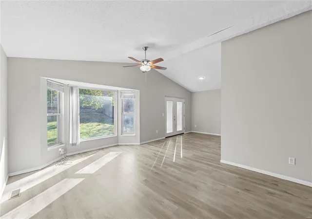 Photo 4 of Single Family Residence at 7 Claim Jumper Ct, Saint Peters, MO 63376 | MLS# MIS24071586 |  | Sold on 2025-03-28