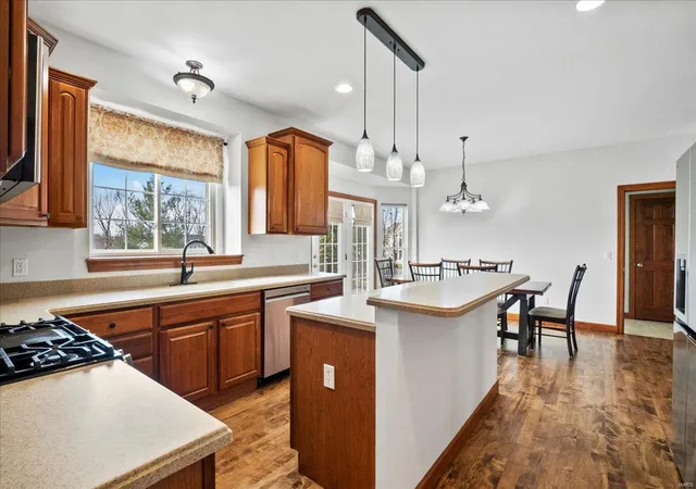 Photo 3 of Single Family Residence at 5 Chandler Hill Ct, Saint Peters, MO 63376 | MLS# MIS24071877 | | Sold on 2025-05-01