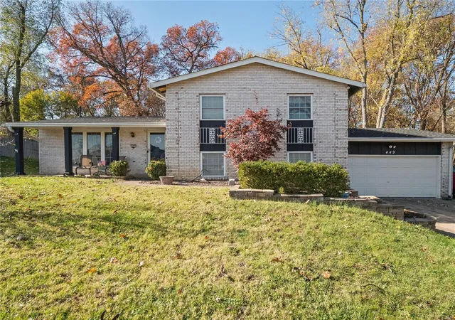 Single Family Residence at 449 Jungs Station Rd, Saint Charles, MO 63303 | MLS# MIS24072119 | | Sold on 2025-01-31