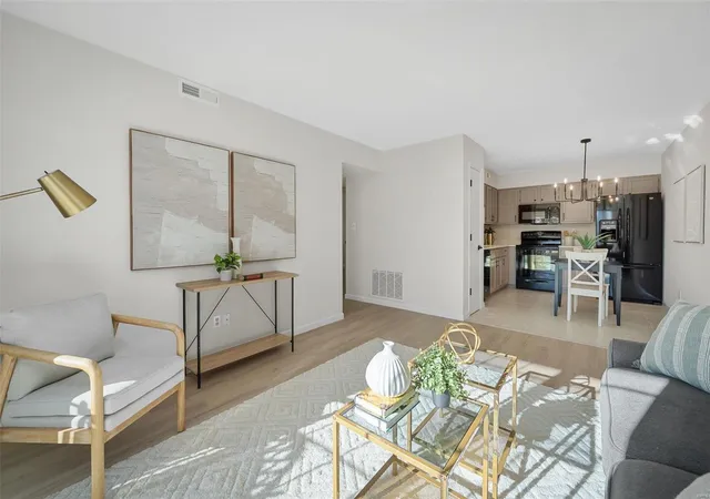 Photo 4 of Condominium at 31 Berview Cir #F, Saint Louis, MO 63129 | MLS# MIS24072147 |  | Sold on 2024-12-27