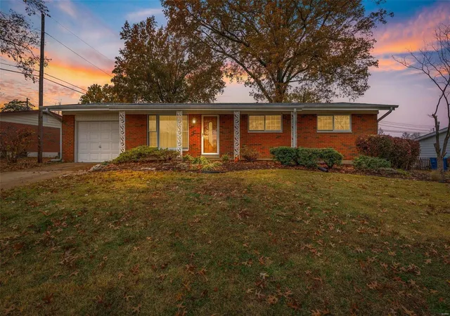 Photo 1 of Single Family Residence at 2811 Woodbury Dr, Saint Louis, MO 63125 | MLS# MIS24072148 |  | Sold on 2024-12-19