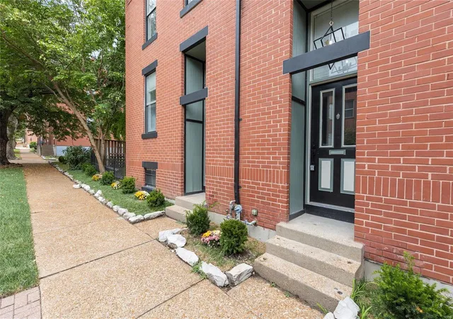 Townhouse at 1007 Lami St, Saint Louis, MO 63104 | MLS# MIS24072506 | | Sold on 2024-12-27