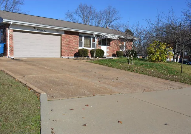 Photo 1 of Single Family Residence at 201 Lambeth Ln, Saint Louis, MO 63125 | MLS# MIS24072535 | | Sold on 2025-01-24