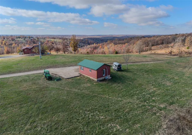 Photo 4 of Farm at 181 Elkhorn Rd, Camdenton, MO 65020 | MLS# MIS24072555 | | Sold on 2025-05-14