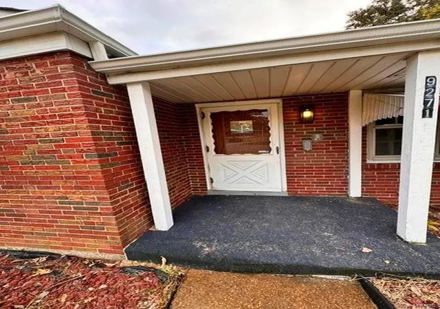 Photo 3 of Sale Pending at 9271 Dell Ct, Saint Louis, MO 63137 | MLS# MIS24072749 | Listing updated on 2025-10-16