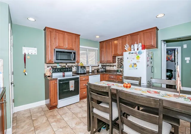 Photo 4 of Single Family Residence at 4109 Hanshire Dr, Saint Louis, MO 63129 | MLS# MIS24072750 |  | Sold on 2025-01-09
